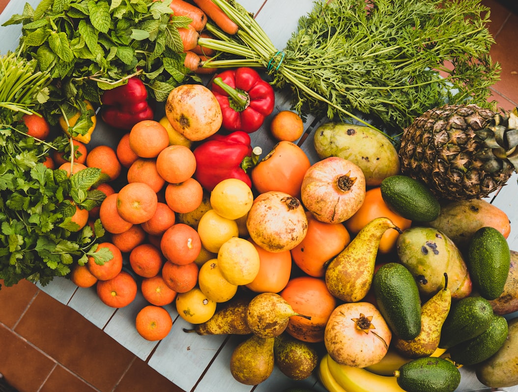 Alimentación equilibrada con alimentos frescos y nutritivos