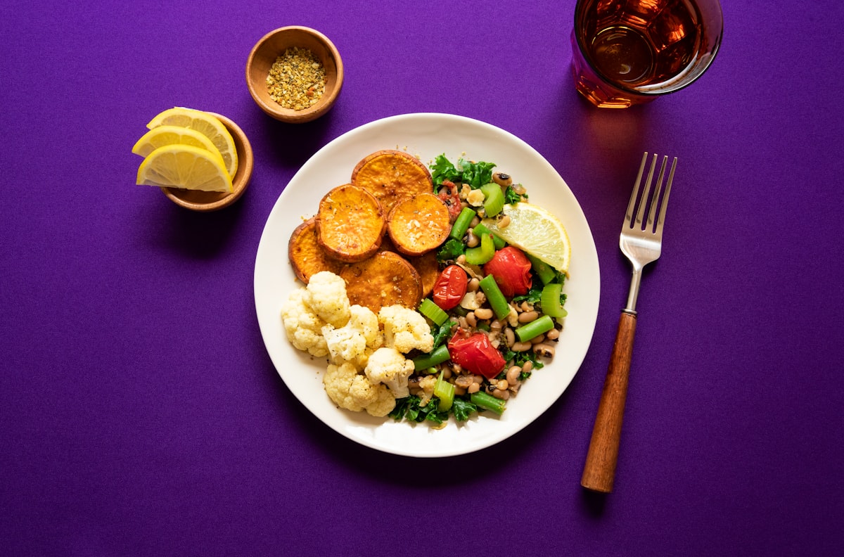 Ensalada nutritiva con proteínas y vegetales frescos