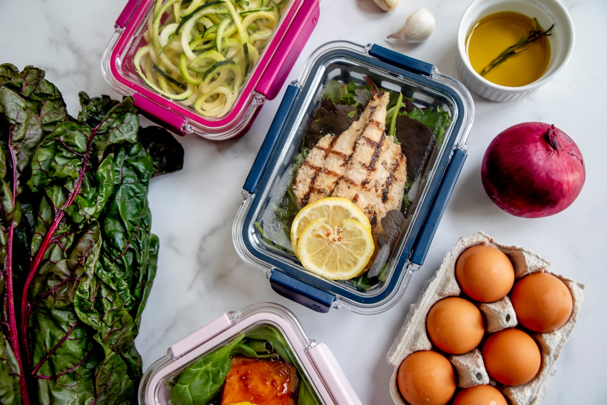 Desayuno proteico con huevos y vegetales